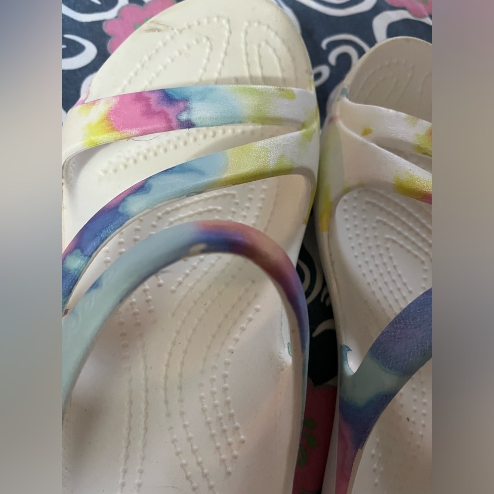 Crocs sz 6 tye dye - Picture 2 of 5